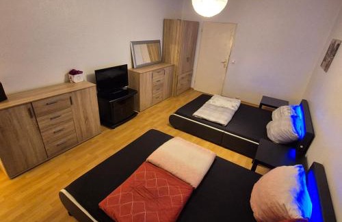 Friedrichsfelde Apartment | Schöne 3 Schlafzimmer Wohnung mit 4 Dopplbetten
