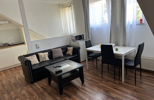 Gladbach Apartment | Schöne DG Wohnung in MG Zentrum