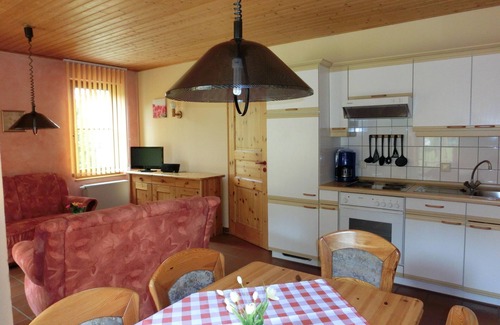Neuscheidenbach House | Schöne Doppelhaushälfte mit Terrasse in Schirgiswalde