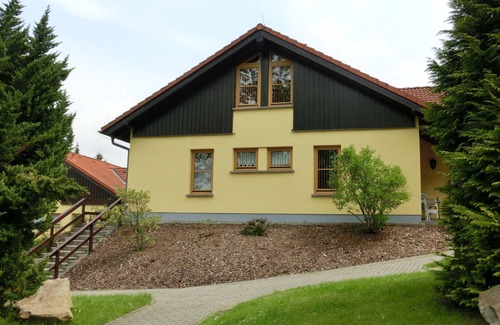 Neuscheidenbach House | Schöne Doppelhaushälfte mit Terrasse in Schirgiswalde