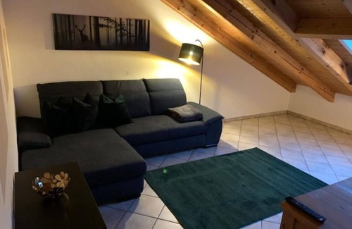 Holzkirchen Apartment | Schöne Ferienwohnung Juliane im Dachgeschoss