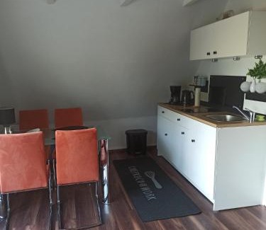 Borsfleth Apartment | Schöne Ferienwohnung mit Balkon auch für Handwerker und Monteure