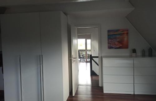 Borsfleth Apartment | Schöne Ferienwohnung mit Balkon auch für Handwerker und Monteure