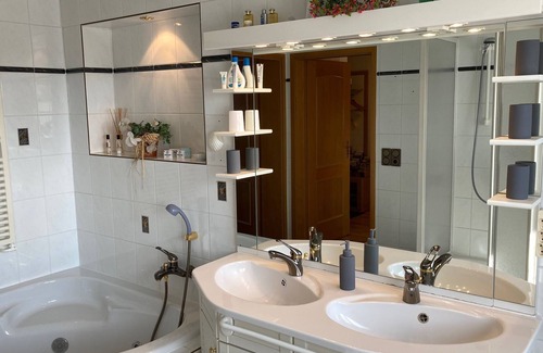 Sachsenbrunn Apartment | Schöne Ferienwohnung mit Balkon und Waldblick