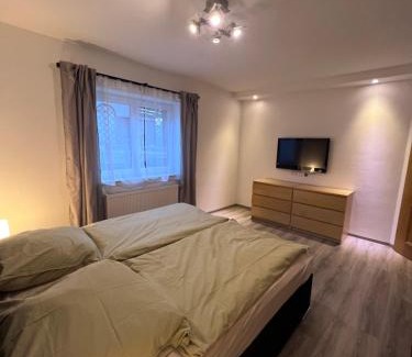 Alach Apartment | Schöne helle Ferienwohnung 64qm mit Kingsize Bett, Smart-TV, Wlan und sehr ruhige Lage