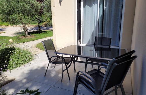 Uzes Cabin | Schönes Ferienhaus in Einem Anwesen mit Pool in der Nähe des Stadtzentrums Uzès