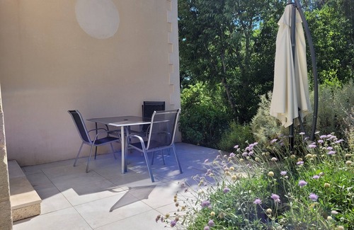 Uzes Cabin | Schönes Ferienhaus in Einem Anwesen mit Pool in der Nähe des Stadtzentrums Uzès