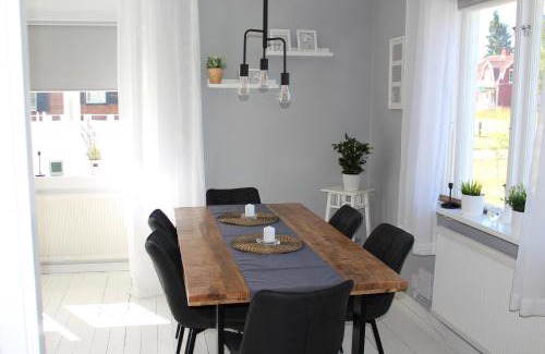 Maleras House | Schönes schwedisches Cottage in Seenähe mitten im Glasreich