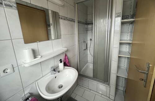 Ulm Apartment | Schönes Zimmer mit integriertem Bad - ideal für Geschäftsreisen