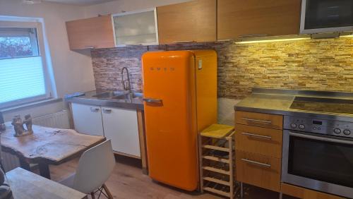 Langel House | Schönste Lage am Rhein, behagliches Haus mit Kamin.