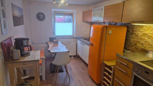 Langel House | Schönste Lage am Rhein, behagliches Haus mit Kamin.