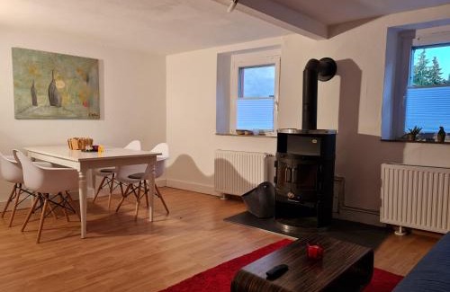 Langel House | Schönste Lage am Rhein, behagliches Haus mit Kamin.