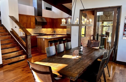 Ponderosa Palisades House | Schaffer's Mill, luxurious 2,864 sq. ft contemporary townhome, dogs considered.