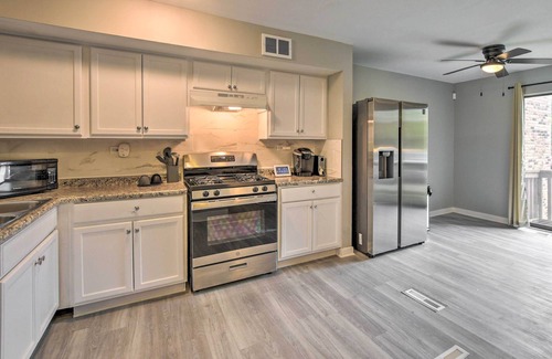 Schaumburg House | Schaumburg Townhome ~ 30 Miles to Chicago!