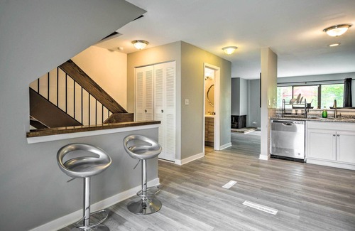 Schaumburg House | Schaumburg Townhome ~ 30 Miles to Chicago!