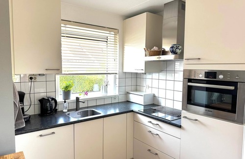 Breskens House | Scheldeveste 256 is a detached 6-person bungalow with approx. 102m2 of living comfort with attached conservatory and a lovely garden. The terrace with conservatory is located on the south side of the house.