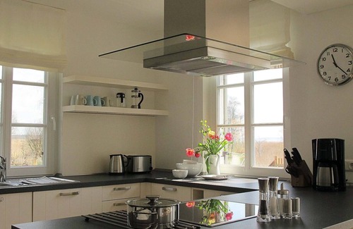 Born auf dem Darss House | Schilfhaus-Darss, vacation home under thatch in a dream location by the water, sauna, fireplace