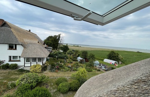 Ostseebad Ahrenshoop Apartment | Schilfhus Ahrenshoop, modern vacation apartment in a thatched house on the waterfront