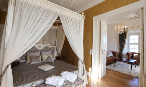 Schonbrunn Apartment | Schloß Schönbrunn Grand Suite