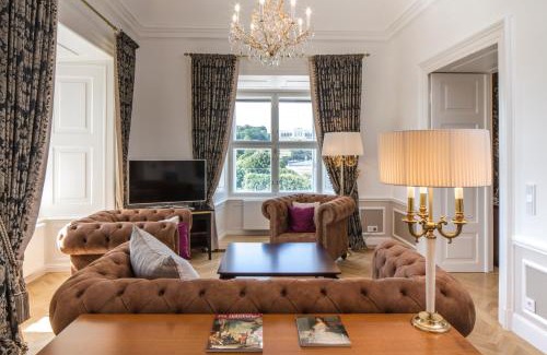Schonbrunn Apartment | Schloß Schönbrunn Grand Suite