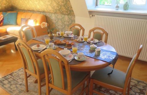 Hietzing Apartment | Schoenbrunn Gardens Deluxe Apartment