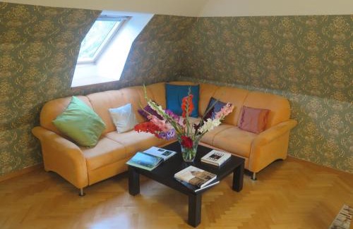 Hietzing Apartment | Schoenbrunn Gardens Deluxe Apartment