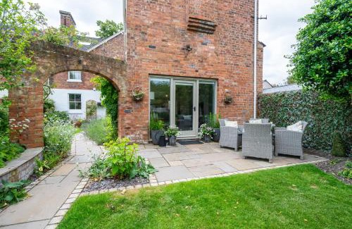 Shrewsbury House | School House Victorian elegance by the river with parking Pass the Keys