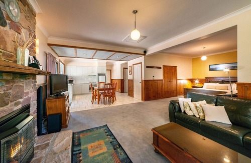 Halls Gap House | School House Villa, School House Villa Couples Retreat in Central Halls Gap