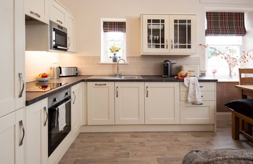 Gattonside Apartment | SCHOOL VIEW - in the bustling market town of Melrose near to the countryside