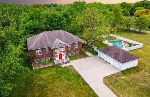 Union Pier House | SchoolHouse now Lux BNB! Gym, Sauna, HotTub, GameRoom