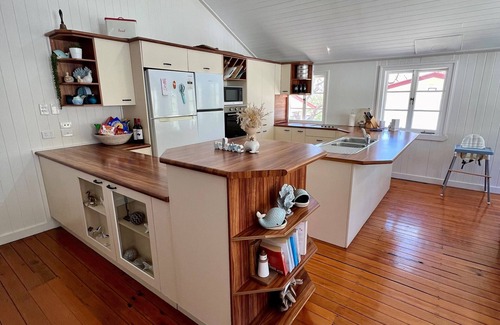 Somerset Dam House | Schoolhouse Somerset Dam - Sleeps 16!