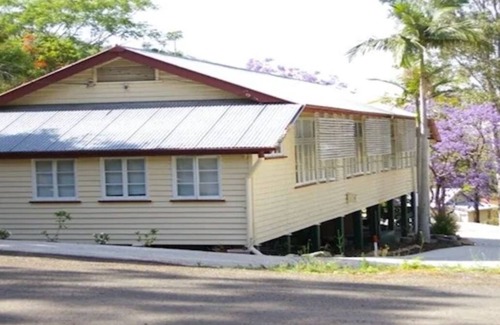 Somerset Dam House | Schoolhouse Somerset Dam - Sleeps 16!