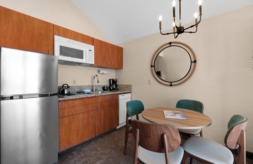 Downtown Cannon Beach Hotel | Schooner's Cove Inn