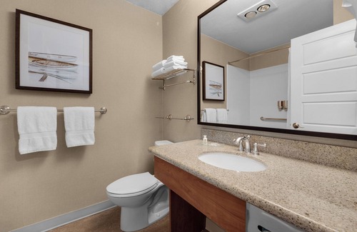 Downtown Cannon Beach Hotel | Schooner's Cove Inn