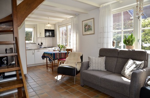 Schoorldam House | SCHOORL: Pretty little holiday house with a beautiful garden and covered veranda.