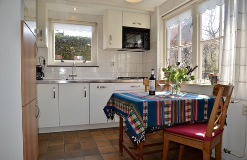 Schoorldam House | SCHOORL: Pretty little holiday house with a beautiful garden and covered veranda.