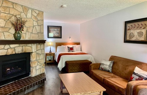 Sundre Hotel | Schott's Lake Conference & Resort
