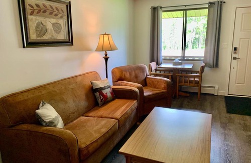 Sundre Hotel | Schott's Lake Conference & Resort