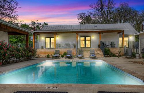 Fredericksburg House | Schubert Inn-Main with Pool and Grill - 2Blks to Main