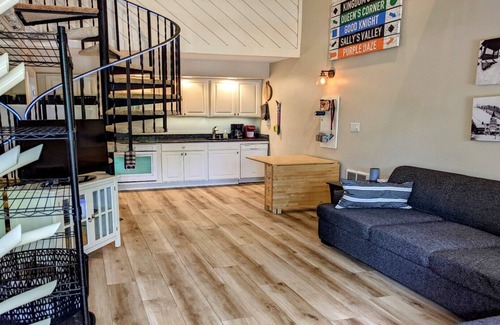 Bellaire Condo | Schuss Mountain! Sleeps 8, golf course, WiFi, walk to pool, steps to yellow lift