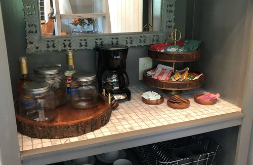 Harlandale Cottage | Schwester Haus Long and short Term Rental Discount Available.