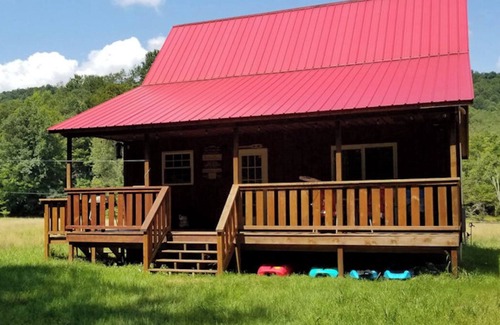 Helvetia Cabin | Schwyz Riverfront Retreat in Helvetia.