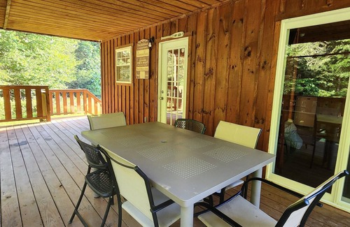 Helvetia Cabin | Schwyz Riverfront Retreat in Helvetia.