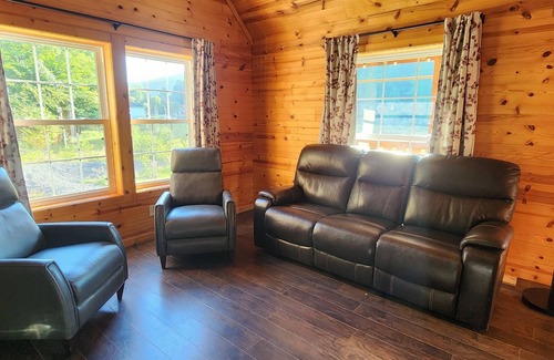 Helvetia Cabin | Schwyz Riverfront Retreat in Helvetia.