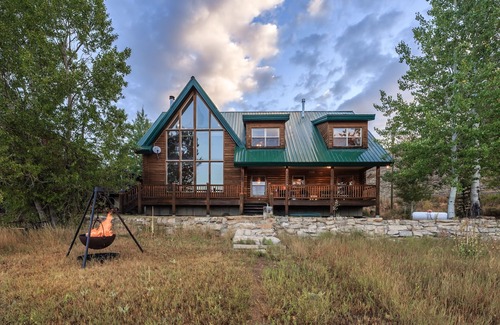 Helper Cabin | Scofield Lakefront Cabin with Private Dock