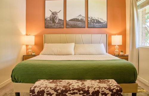 Fashion Square Apartment | Scott Getaway - Walkable to Old Town, remodeled space, heated pool!