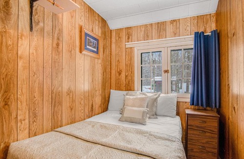 Conover House | Scott's Twin Lakes Resort - Cabin 2