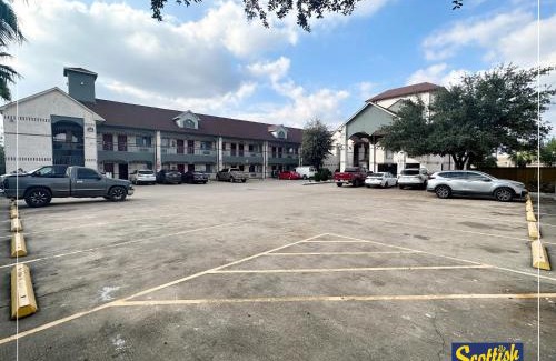 Clodine Hotel | Scottish Inn & Suites Sam Houston Parkway