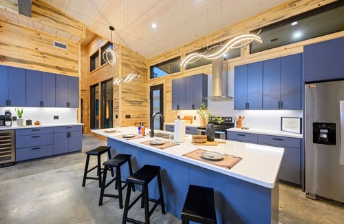 Pickens Cabin | Screech Owl Cabin · Luxury Getaway: EV Charger, Game Table & Hot Tub