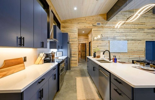 Pickens Cabin | Screech Owl Cabin · Luxury Getaway: EV Charger, Game Table & Hot Tub